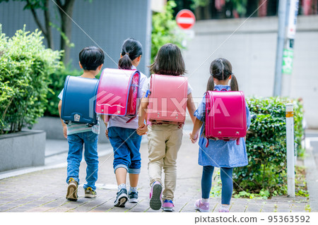 背著書包上學的小學生 95363592