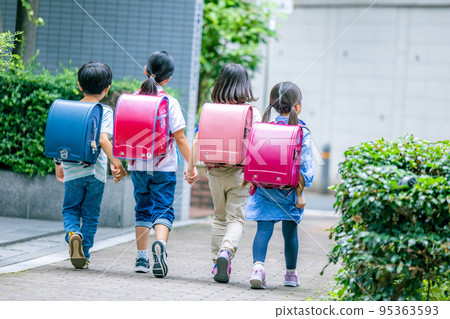背著書包上學的小學生 95363593