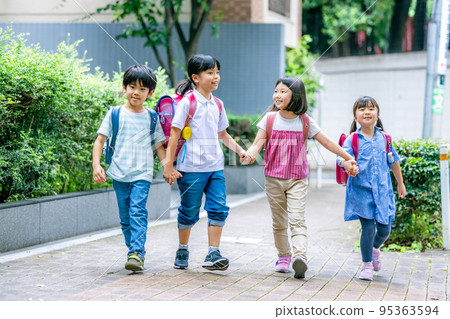 背著書包上學的小學生 95363594