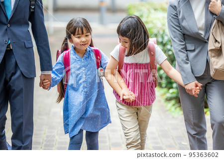 family with elementary school students 95363602