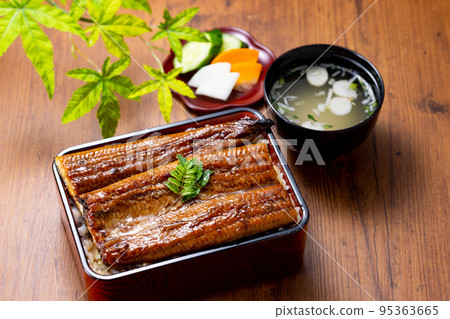 Shigeru 鰻 placed on a wood grain table Shigeru 鰻 placed on a wood grain table 95363665