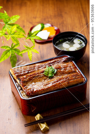 放在木紋桌上的 Shigeru 鰻 95363666