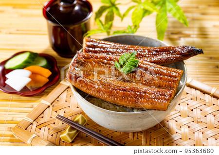 鰻魚碗和竹蓆上的綠葉 鰻魚碗和竹蓆上的綠葉 95363680