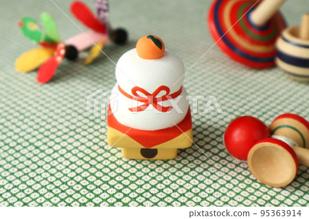 Cute kagami mochi figurines and Japanese accessories Cute kagami mochi figurines and Japanese accessories 95363914