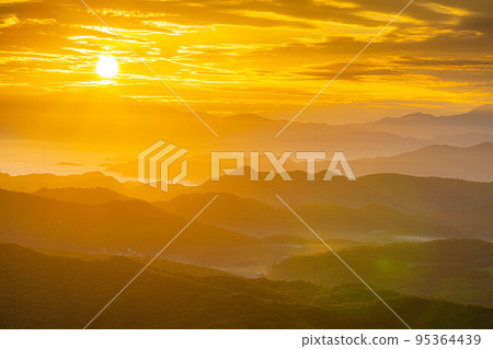 [Sunrise material] Sunrise and sea of clouds seen from Mt. Oguma observatory [Nagano Prefecture] 95364439