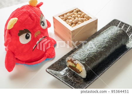 節分必不可少的 Eho-maki 捲和豆子 95364451