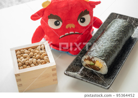 節分必不可少的 Eho-maki 捲和豆子 95364452