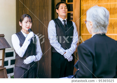 Funeral director (moderator) who accepts at the funeral Funeral director (moderator) who accepts at the funeral 95365025