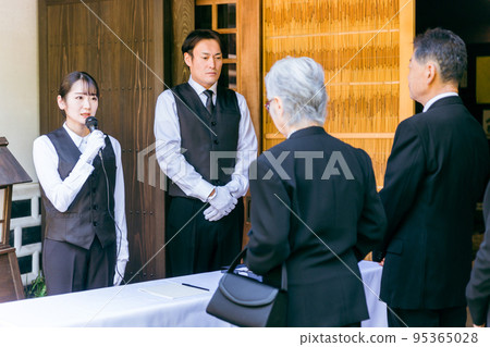 在葬禮上接受的殯儀館主任（主持人） 95365028