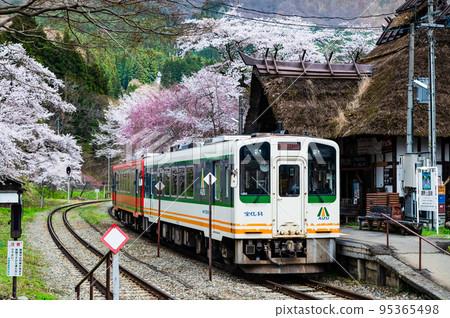 Fukushima Prefecture Aizu Railway ~ Yunokami Onsen Station with cherry blossoms in full bloom ~ 95365498