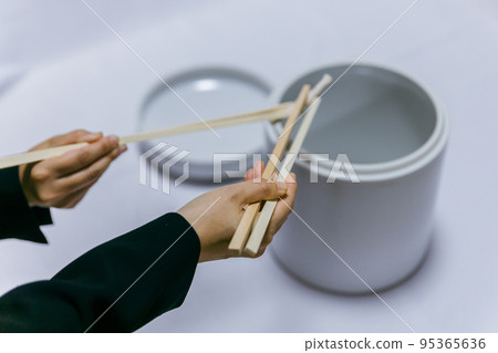 火葬場裡的骨灰盒和筷子 95365636