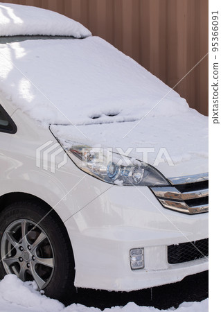 The snow that piled up on the car snow cover The snow that piled up on the car snow cover 95366091