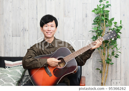 男人在室內彈吉他 95366262