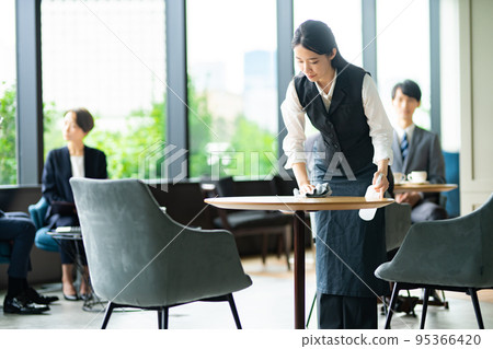 女服務員用酒精消毒桌子 95366420