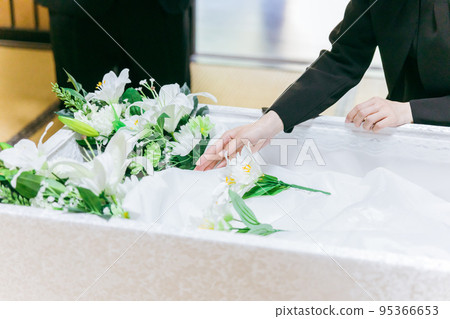 死者家屬將鮮花放入棺材 95366653