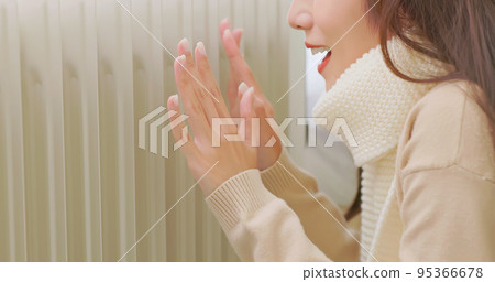 woman feel cold at home 95366678