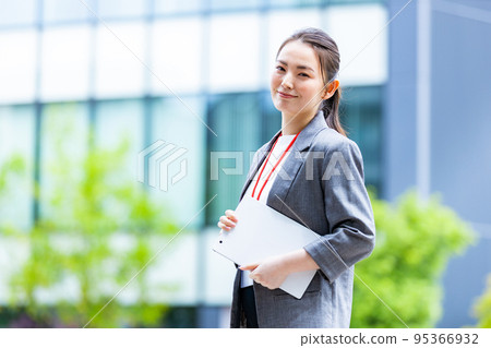 平板電腦業務的女人 95366932