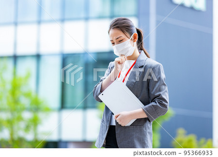 拿著智能手機的微笑的女商人 95366933