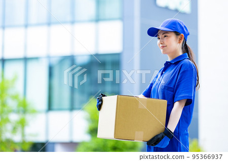 快遞女司機送包裹 95366937