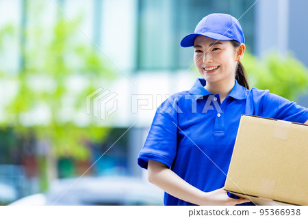 快遞女司機送包裹 95366938