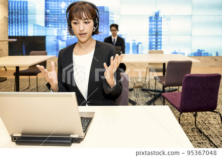 戴著耳機在免費地址辦公室工作的商務人士 95367048