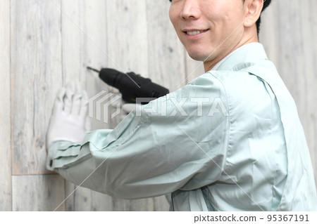 有電動工具的男性工作者 95367191