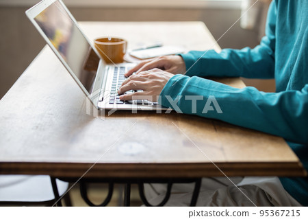 Laptop in man's hand 95367215