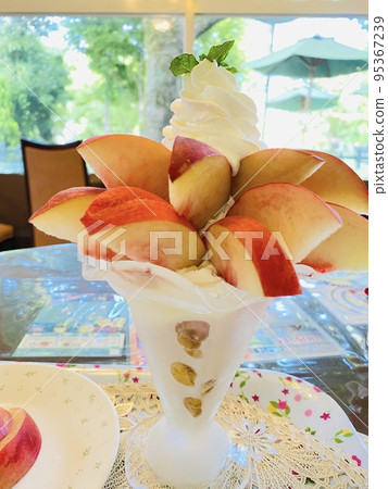 Peach parfait 95367239