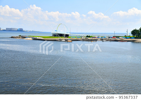 若須橋 / 從砂町南運河眺望若須海濱公園和舞濱（東京都江東區）[2022年9月] 95367337