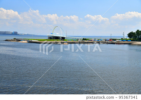 若須橋 / 從砂町南運河眺望若須海濱公園和舞濱（東京都江東區）[2022年9月] 95367341