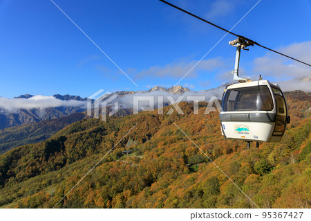 Autumn leaves of Tsugaike Plateau seen from Tsugaike Ropeway in Nagano Prefecture 95367427