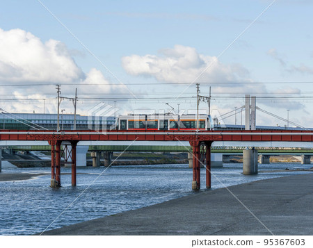 Hankai火車穿過大和河上的鐵橋 95367603