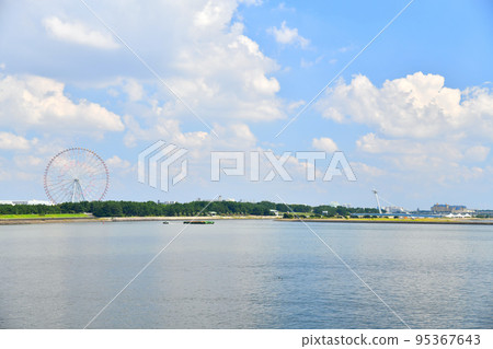 Looking towards Kasai Rinkai Park and Maihama from Shinkiba Ryokudo Park (Koto Ward, Tokyo) [September 2022] 95367643