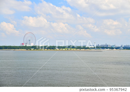 Looking towards Kasai Rinkai Park from Shinkiba Ryokudo Park (Koto Ward, Tokyo) [December 2021] 95367942