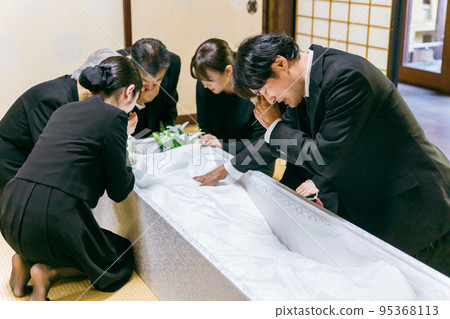 Relatives crying at the coffin ceremony of the funeral 95368113