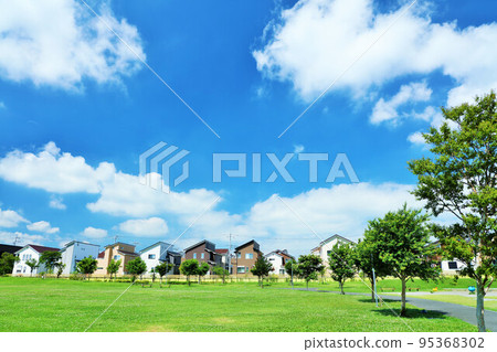 清新的藍天景觀和公園風光 95368302
