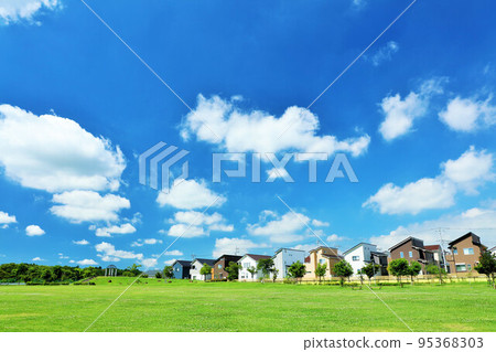 Refreshing blue sky cityscape and park scenery 95368303