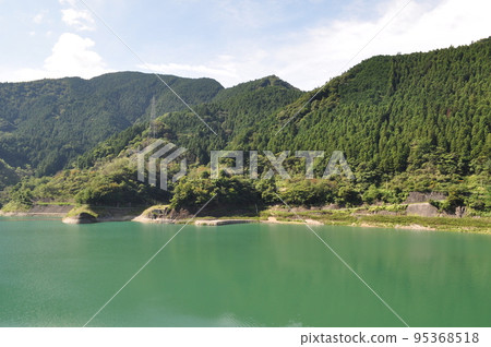 陽光明媚的日子裡的山和湖 陽光明媚的日子裡的山和湖 95368518