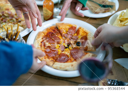 Girls' party image 95368544