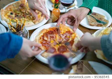 Girls' party image Girls' party image 95368545