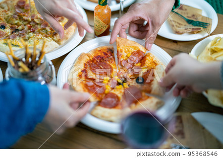 Girls' party image 95368546