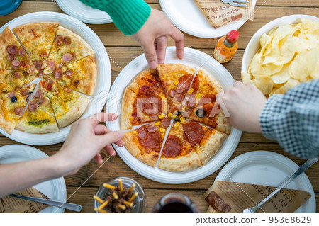 Girls' party image 95368629