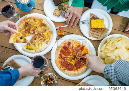 Girls' party image 95368640