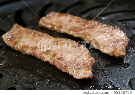 Juicy high-grade yakiniku black beef ribs 95368799