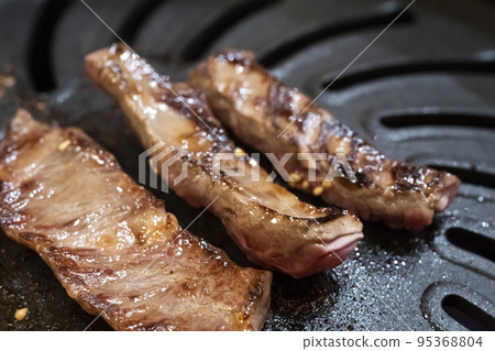 Juicy high-grade yakiniku black beef ribs 95368804