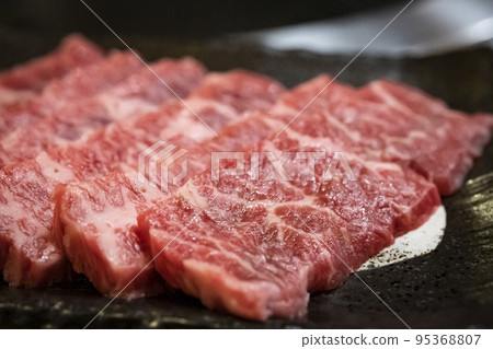 多汁的高級烤肉黑毛和牛[飛驒牛肉] Kalbi 95368807