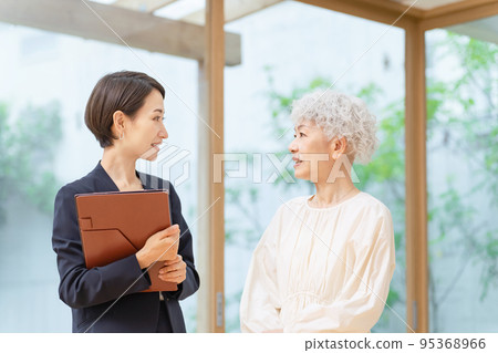 與資深婦女談話的女商人 與資深婦女談話的女商人 95368966