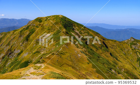 The ridgeline leading from Mt. Ichinokura to Mt. Mogura in the Tanigawa mountain range in autumn 95369532