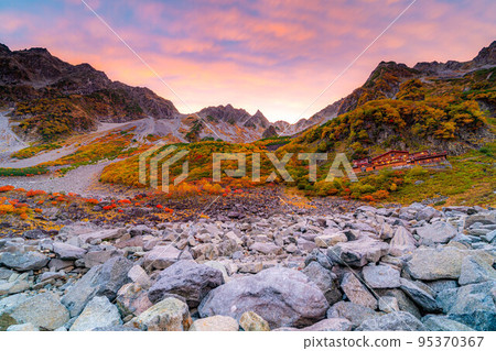 [秋季素材]金州唐澤捲曲的日落[長野縣] 95370367