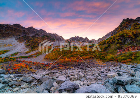 [秋季素材]金州唐澤捲曲的日落[長野縣] 95370369